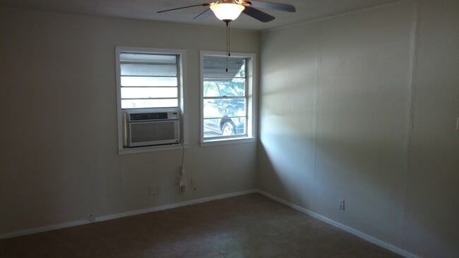 Building Photo - 3 bed 1 bath house. Available now.