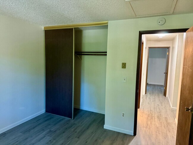 Building Photo - Single level top floor 2 bed Flat w/nice sized deck