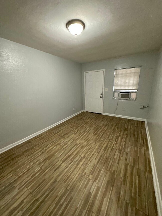 Building Photo - 2845/2847 W 6th St.