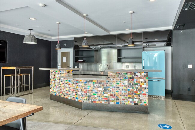 Building Photo - 200 S Los Angeles St