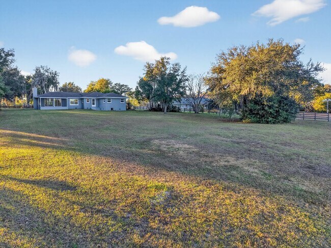 Building Photo - Lakefront 4-Bedroom Home for Rent in Beautiful Umatilla, FL
