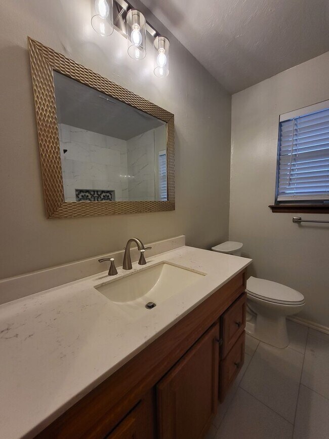 Building Photo - (3) Bed/(2) Bath in Southern Hills w/ (2) Living Areas and Storm Shelter!