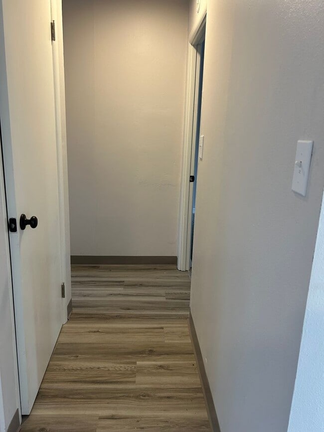 Building Photo - (935) Western Blvd - 3 Bedroom / 2 Bathroom Duplex Home - Updated