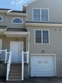 Building Photo - 44 Taft Pointe