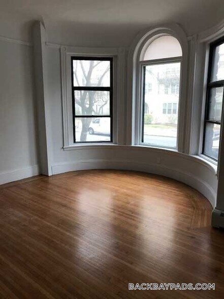 Building Photo - 499 Beacon St