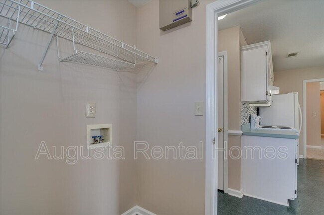 Building Photo - 207 Taylor Cir