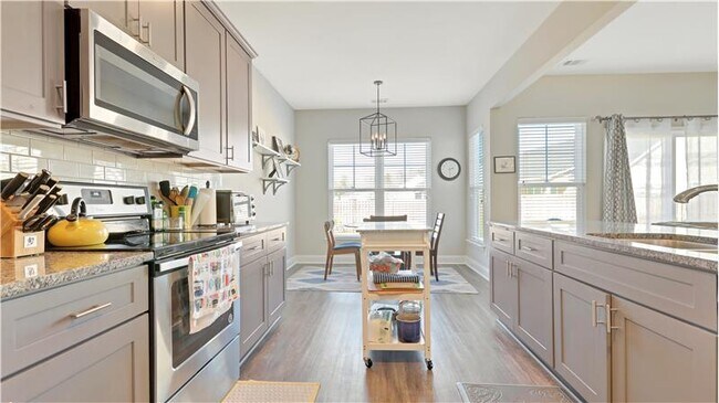 Building Photo - 170 Whitaker Way N