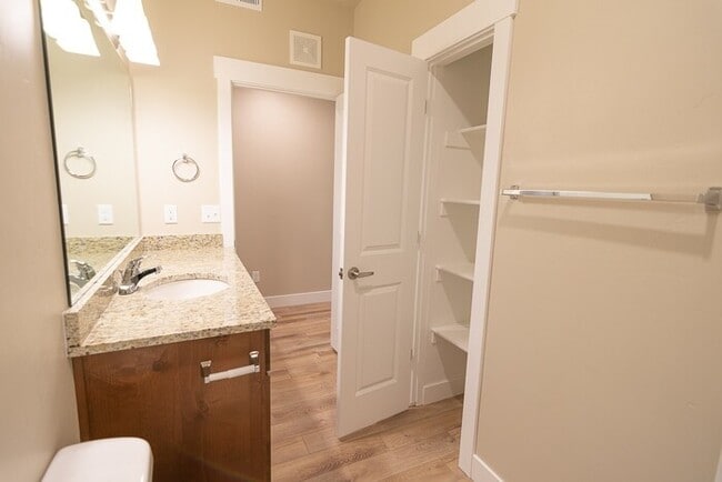 Building Photo - Beautiful Middle Floor Condo in Springville