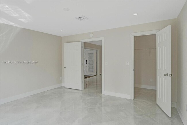 Building Photo - 7425 Silver Woods Ct