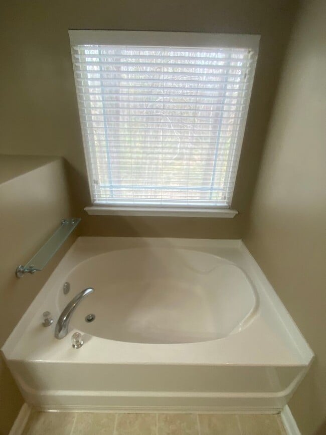 Building Photo - In the Heart of The Hill