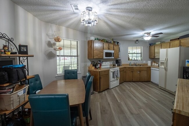 Building Photo - 21 Pinewood Ln