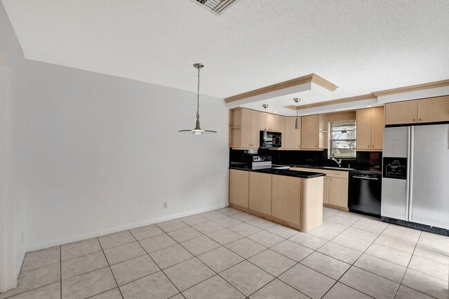 Building Photo - 2555 Albatross Rd N