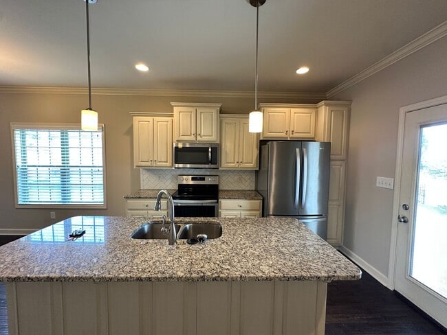Building Photo - Stunning 3 Bedroom 2 Bath House