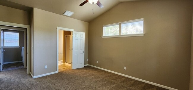 Building Photo - Luxurious Duplex in Corvallis