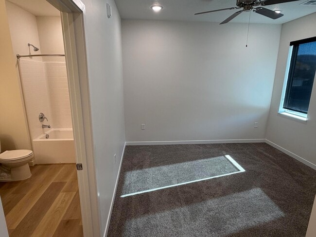 Building Photo - 983 W State St