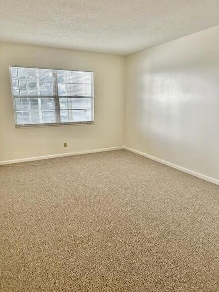 Building Photo - 3063 Ainslie Dr