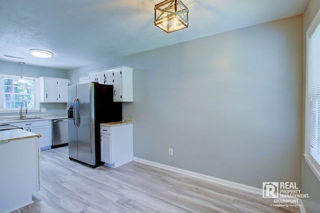 Building Photo - 443 Robin Dr