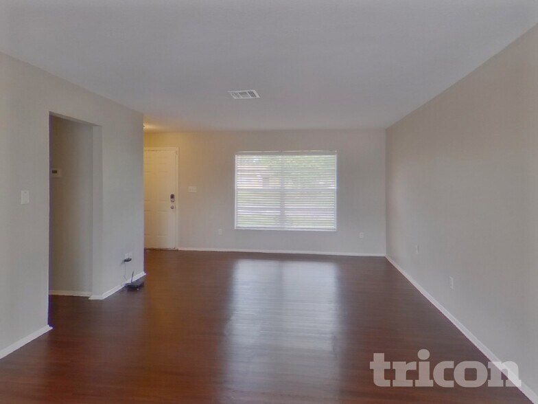 Building Photo - 125 Hidden Lake Dr