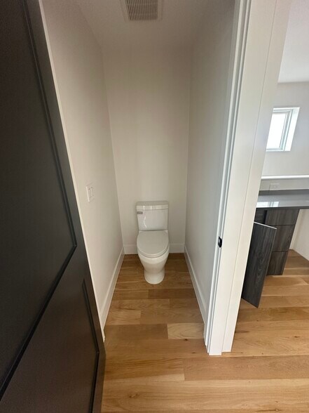 Third bedroom bathroom - 963 Tennyson St