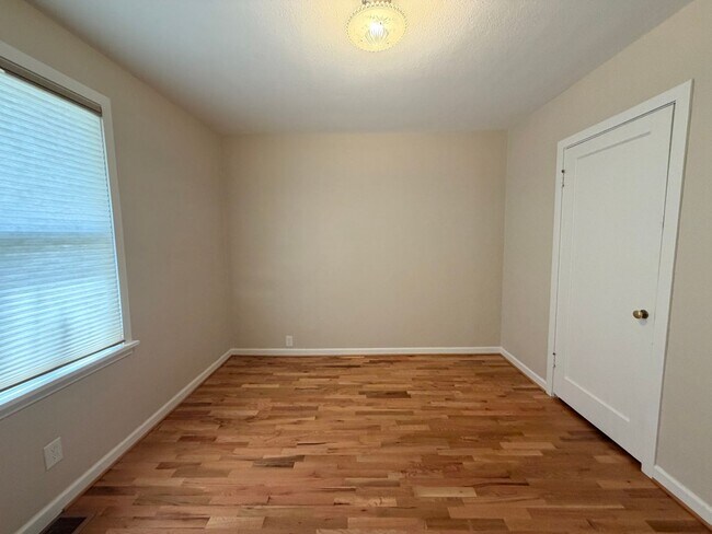 Building Photo - 3-bedroom 2-bathroom Single Family Home