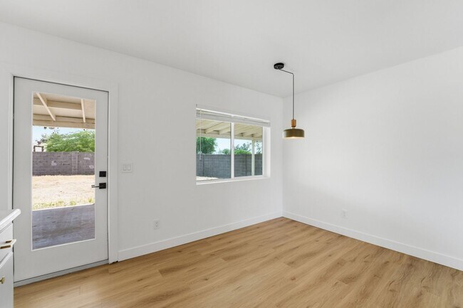 Building Photo - Discover this beautifully renovated 3-bedroom, 2-bath home in Mesa, AZ!