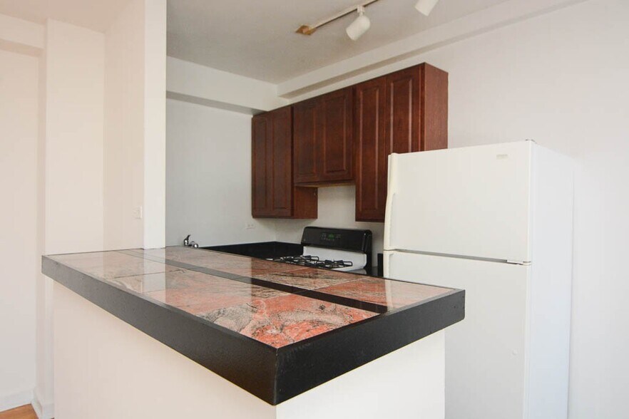 Building Photo - 941 W Carmen Ave