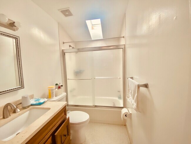 Building Photo - 14 Windsor Rd