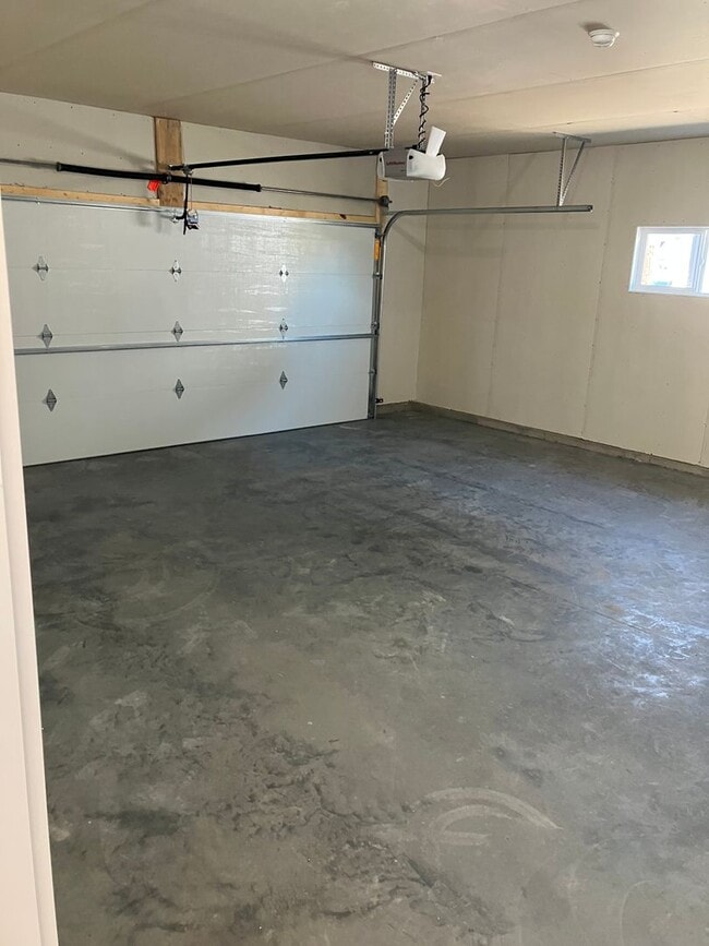 Building Photo - 4 Bed 3 Bath Single Family Home