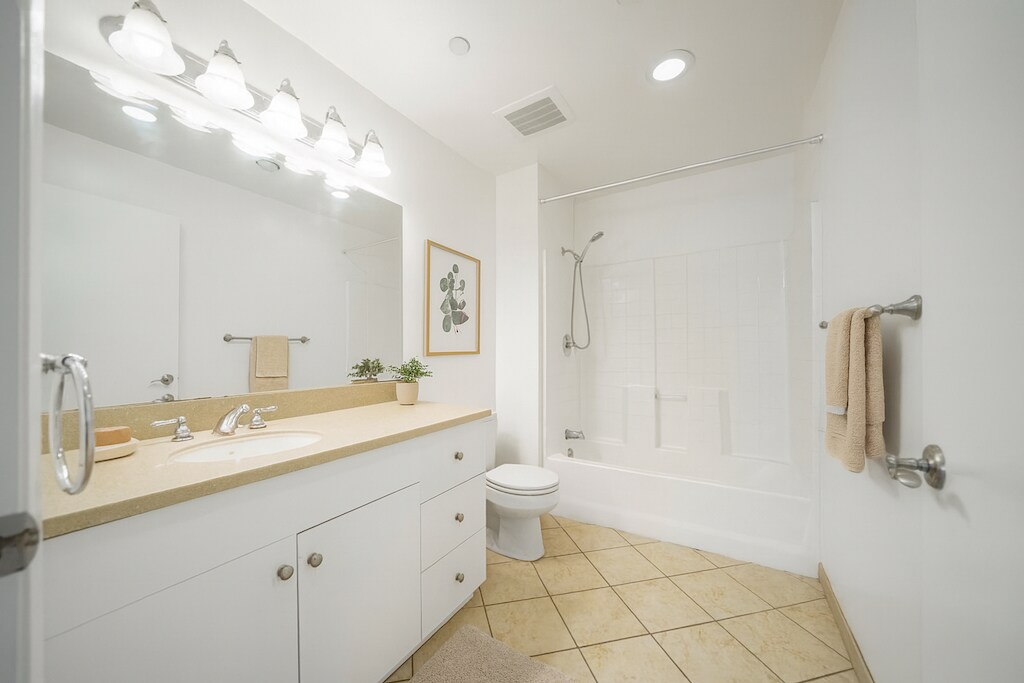 Virtually staged - 13941 Sherman Way