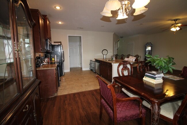 Building Photo - 650 Dunrobin Ln