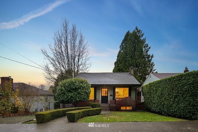 Primary Photo - Charming 4BR 2BA Craftsman in Laurelhurst ...
