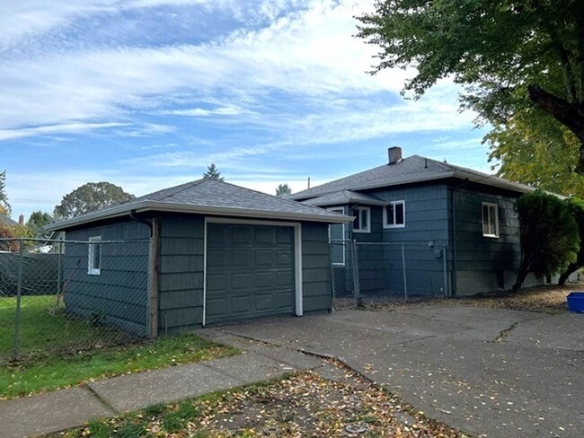 Building Photo - 2Bd/1Ba Single Story House w/ Basement - A...