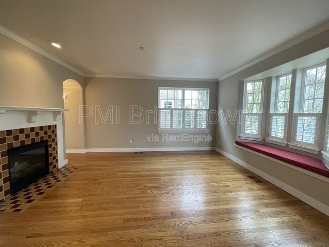 Building Photo - 10235 NW Edgewood Dr