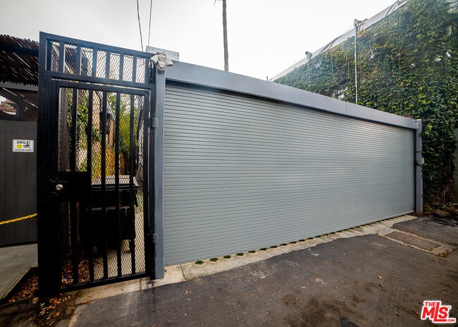 Building Photo - 205 Venice Way