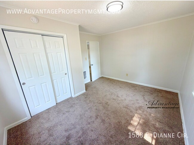 Building Photo - 1583 E Dianne Cir