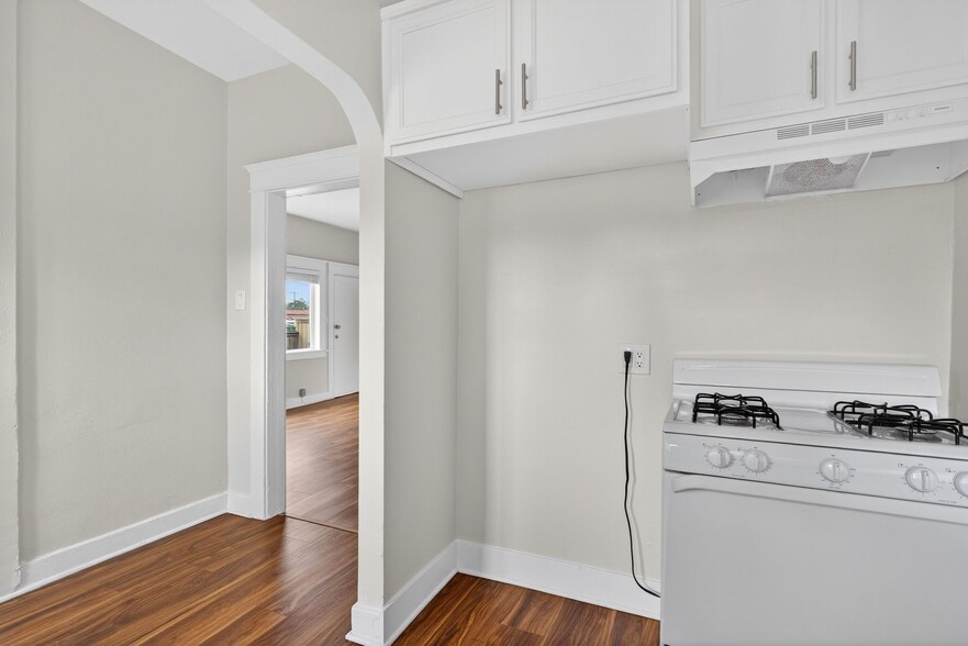 Building Photo - 905 Cherry Ave