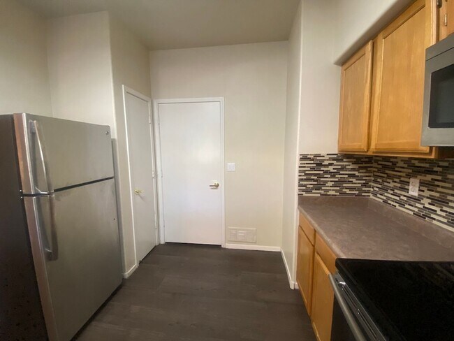 Building Photo - Beautiful unfurnished 2 bedroom in the Sou...