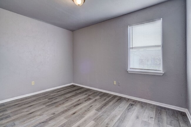 Building Photo - Spacious 4-Bed Gem with Modern Upgrades in...