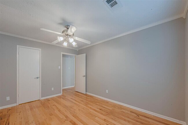 Building Photo - 927 Carlingford Ln