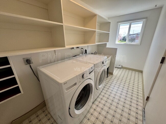 Building Photo - 6999 SE Norbert Dr