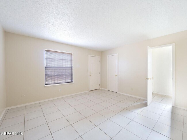 Building Photo - 2918 E Glen Dr