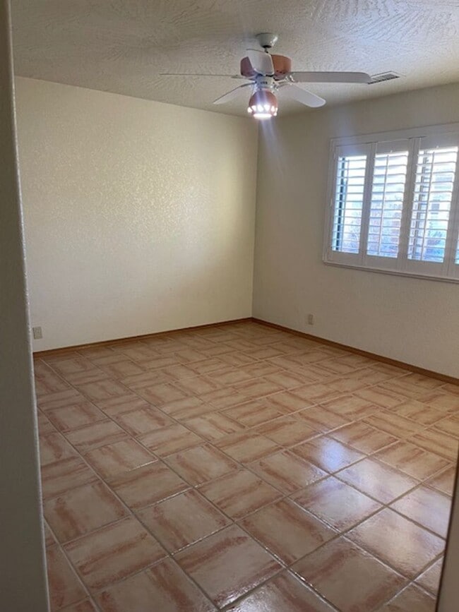 Building Photo - Wonderful Home 3 bed 2 bath with a Great Yard & Views Contact Property Pros Property Management