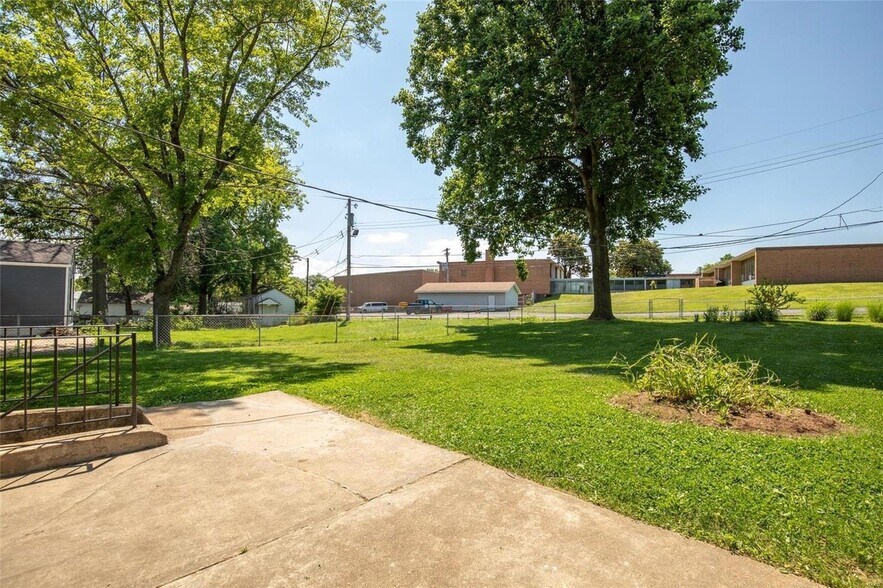 Building Photo - 130 St Maurice Ln