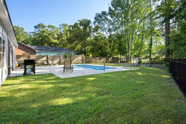 Building Photo - 245 Brace Dr