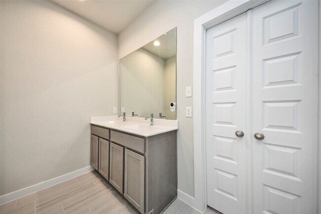 Building Photo - 11834 Maple Oak Dr