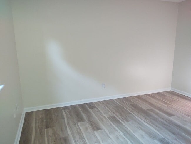 Building Photo - Charming 2 bedroom with enormous backyard.