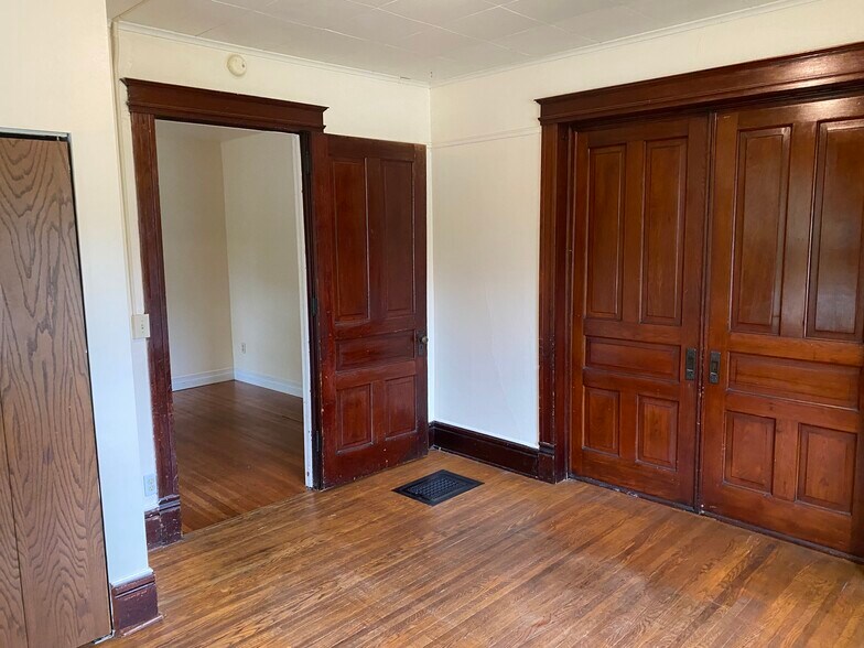 Primary Photo - 1051 E Johnson St