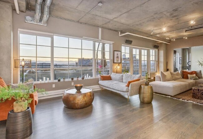 Building Photo - Downtown Loft Living at its Best