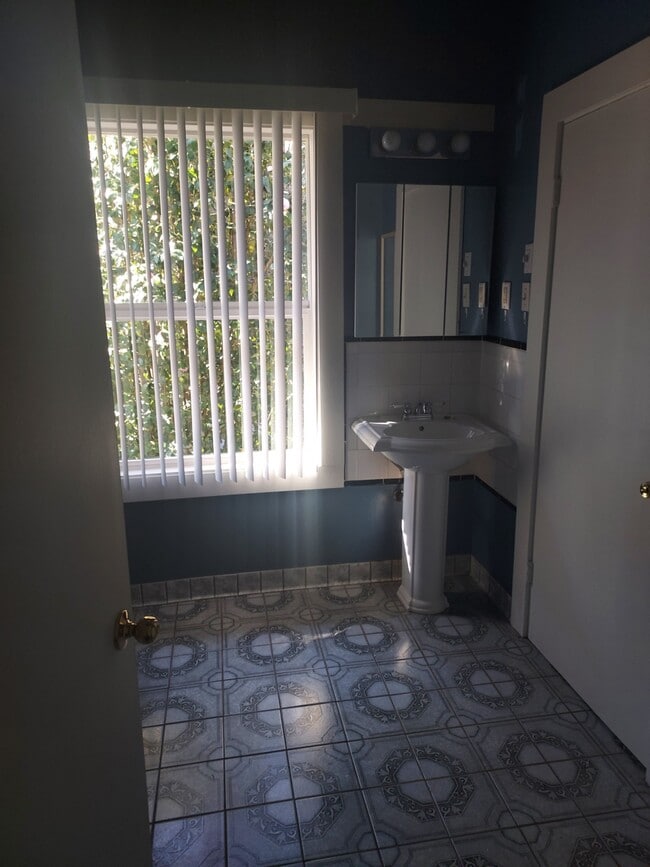 Building Photo - 3453 NW Thurman St