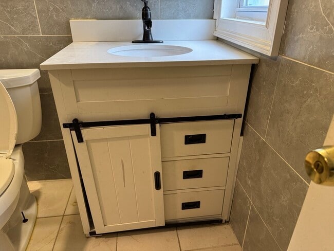 Building Photo - 409 Moody St